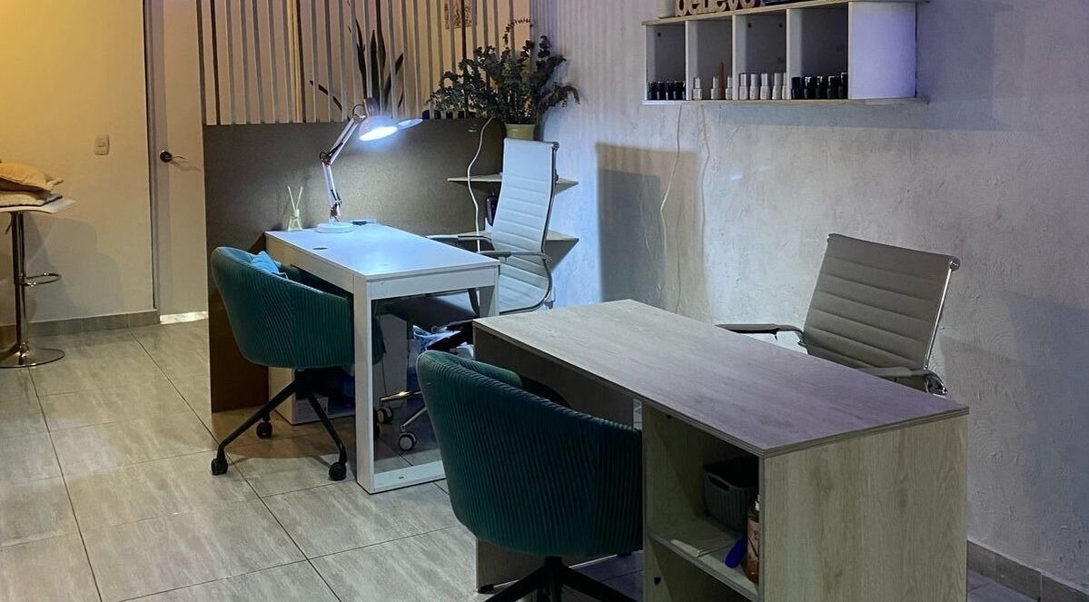 Estación de belleza en Meraki-Harmony, Bogotá, Bogotá, CO, con muebles modernos y decoración acogedora.