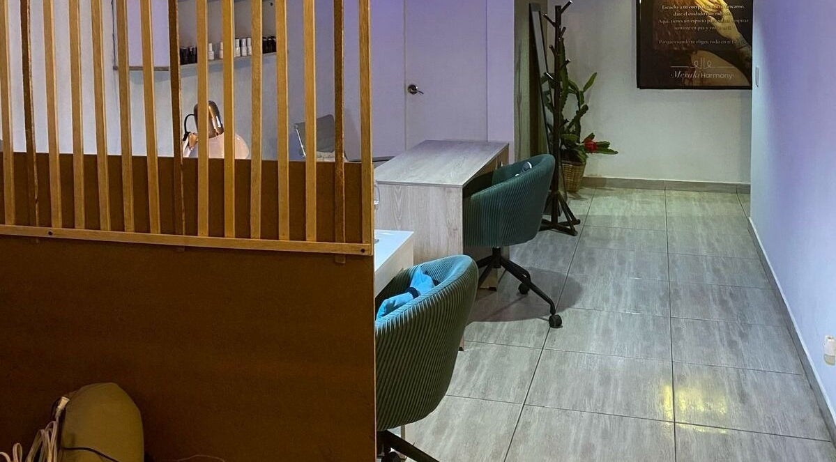 Interior sereno de Meraki-Harmony en Bogotá, Bogotá, CO, con sillas modernas y decoración minimalista.