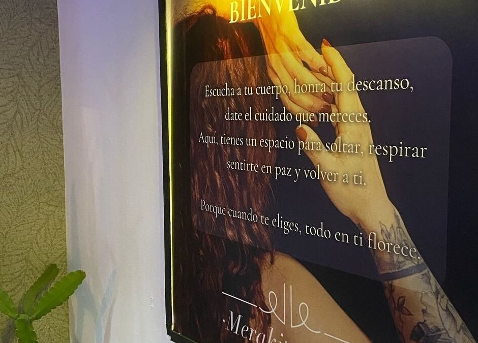 Cartel de bienvenida en Meraki-Harmony, Bogotá, Bogotá, CO, invitando a la relajación y paz interior.