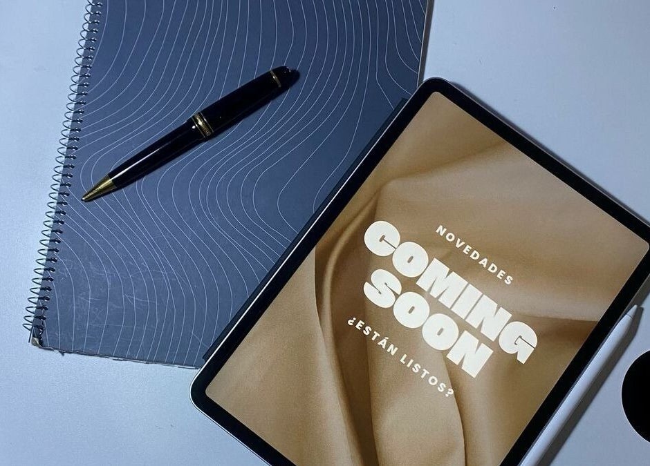 Tablet con texto 'Coming Soon' al lado de cuaderno en Meraki-Harmony, Bogotá, Bogotá, CO.