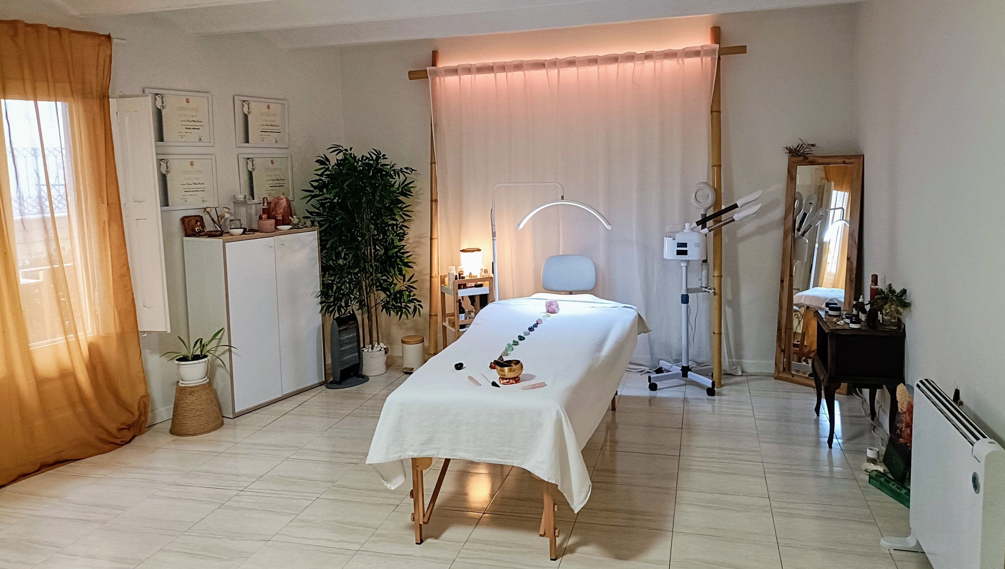 Sala de tratamiento en Cara Sana, Barcelona, Catalunya, ES, con mesa de masaje y decoración tranquila.