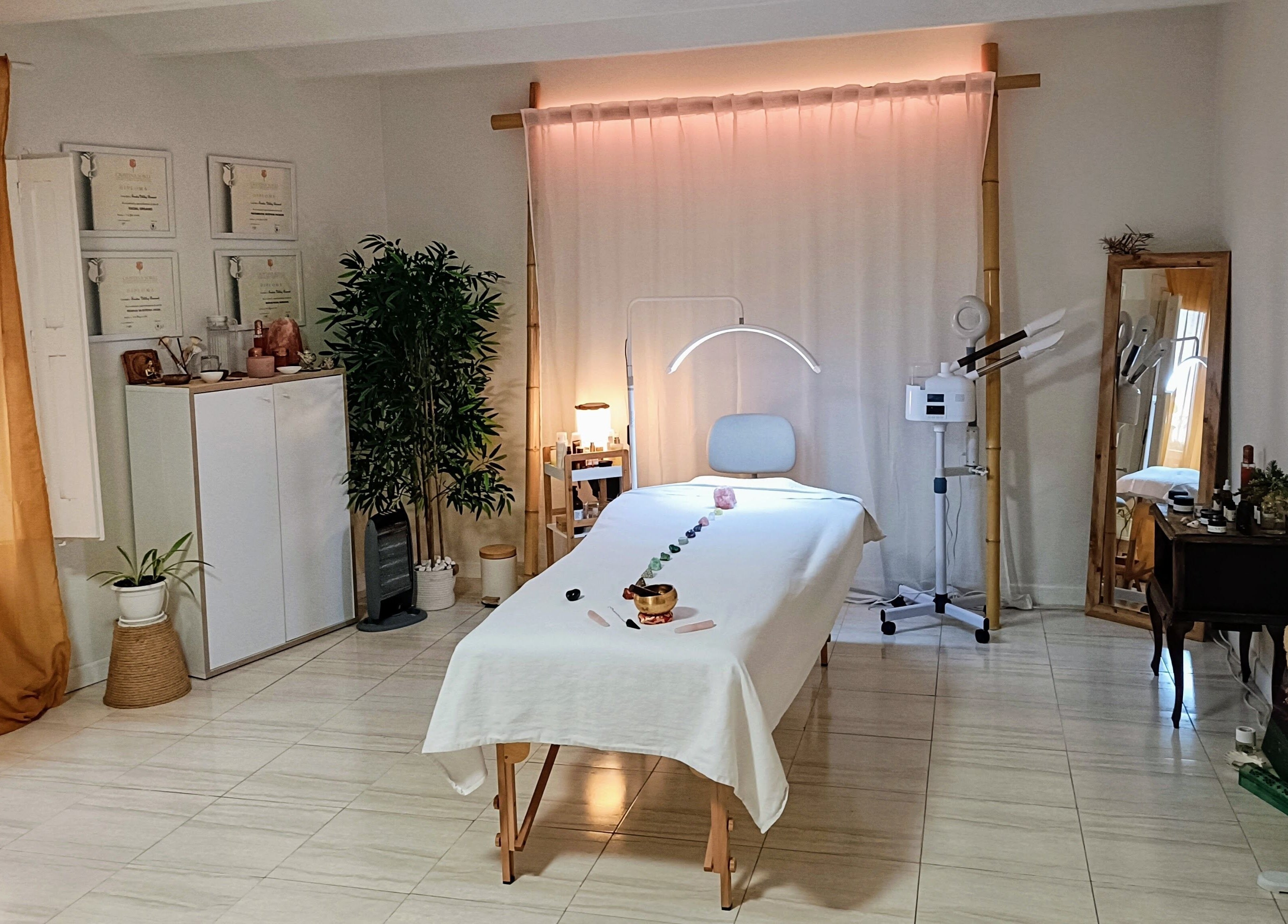 Sala de tratamiento en Cara Sana, Barcelona, Catalunya, ES, con mesa de masaje y decoración tranquila.