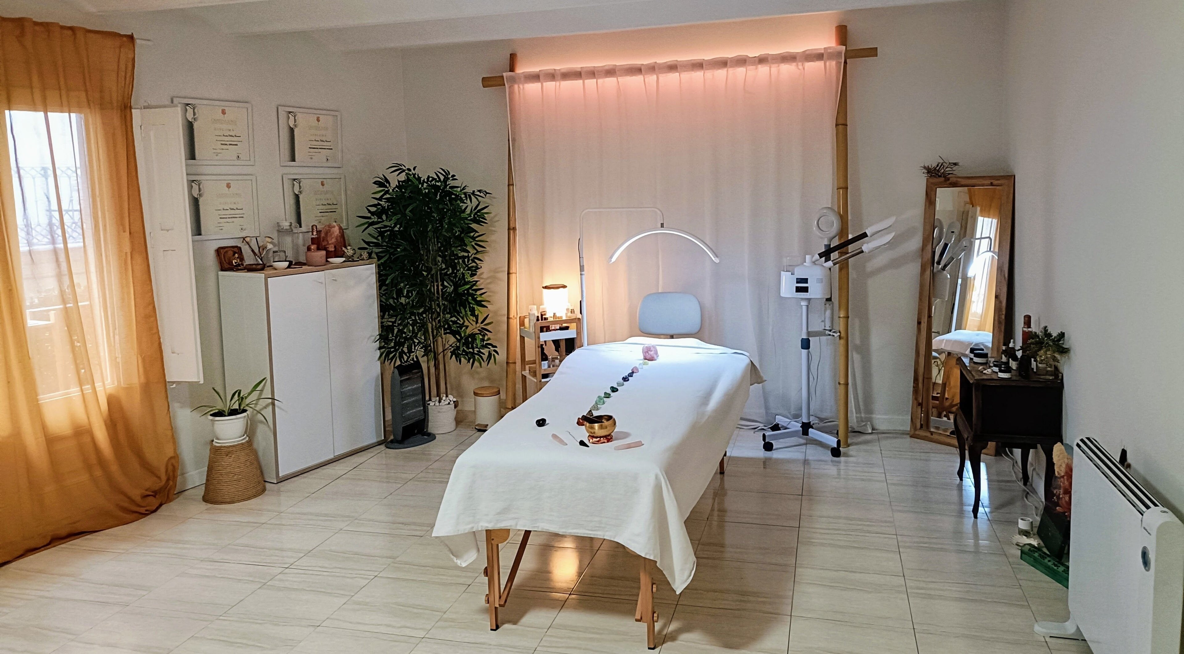 Sala de tratamiento en Cara Sana, Barcelona, Catalunya, ES, con mesa de masaje y decoración tranquila.