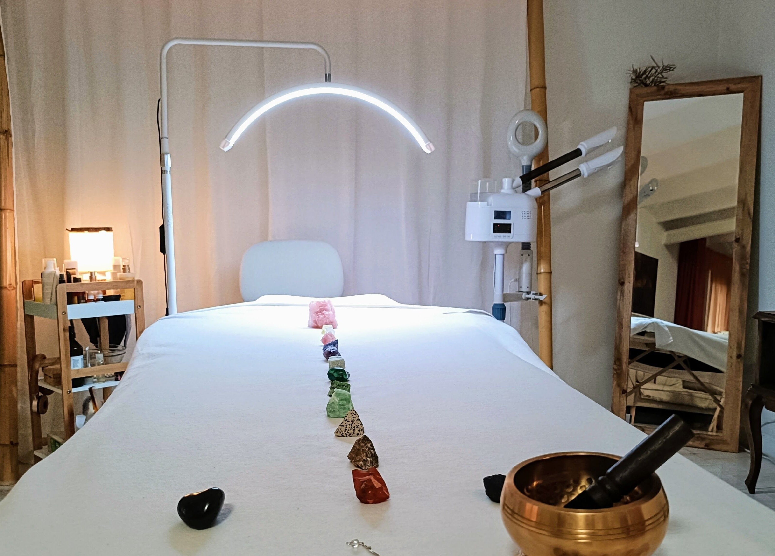 Sala de tratamiento en Cara Sana, Barcelona, Catalunya, ES, con cristales energéticos y ambiente relajante.