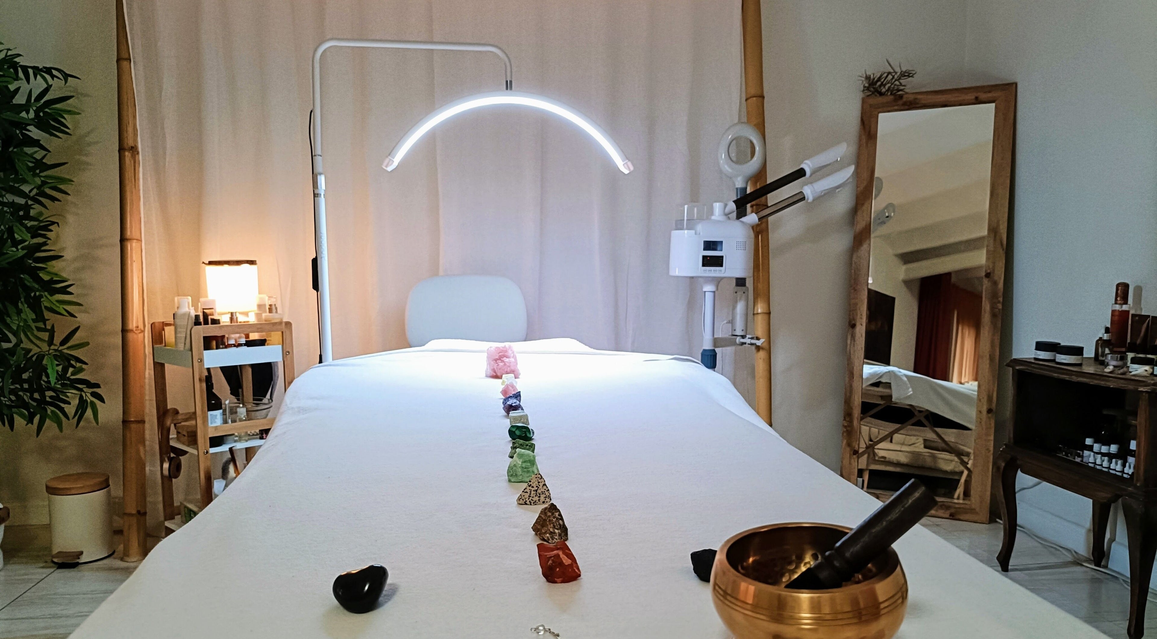 Sala de tratamiento en Cara Sana, Barcelona, Catalunya, ES, con cristales energéticos y ambiente relajante.