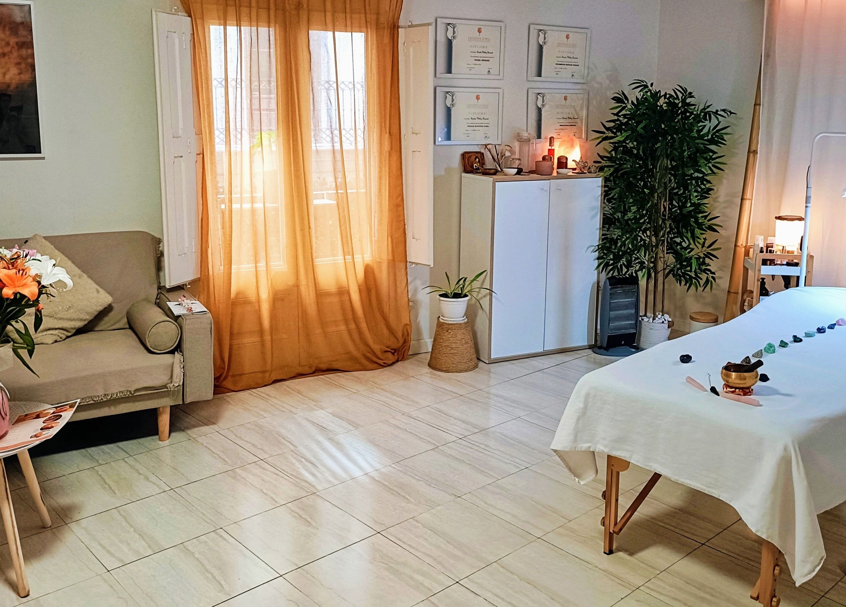 Sala de bienestar en Cara Sana, Barcelona, Catalunya, ES, con camilla y decoración acogedora.