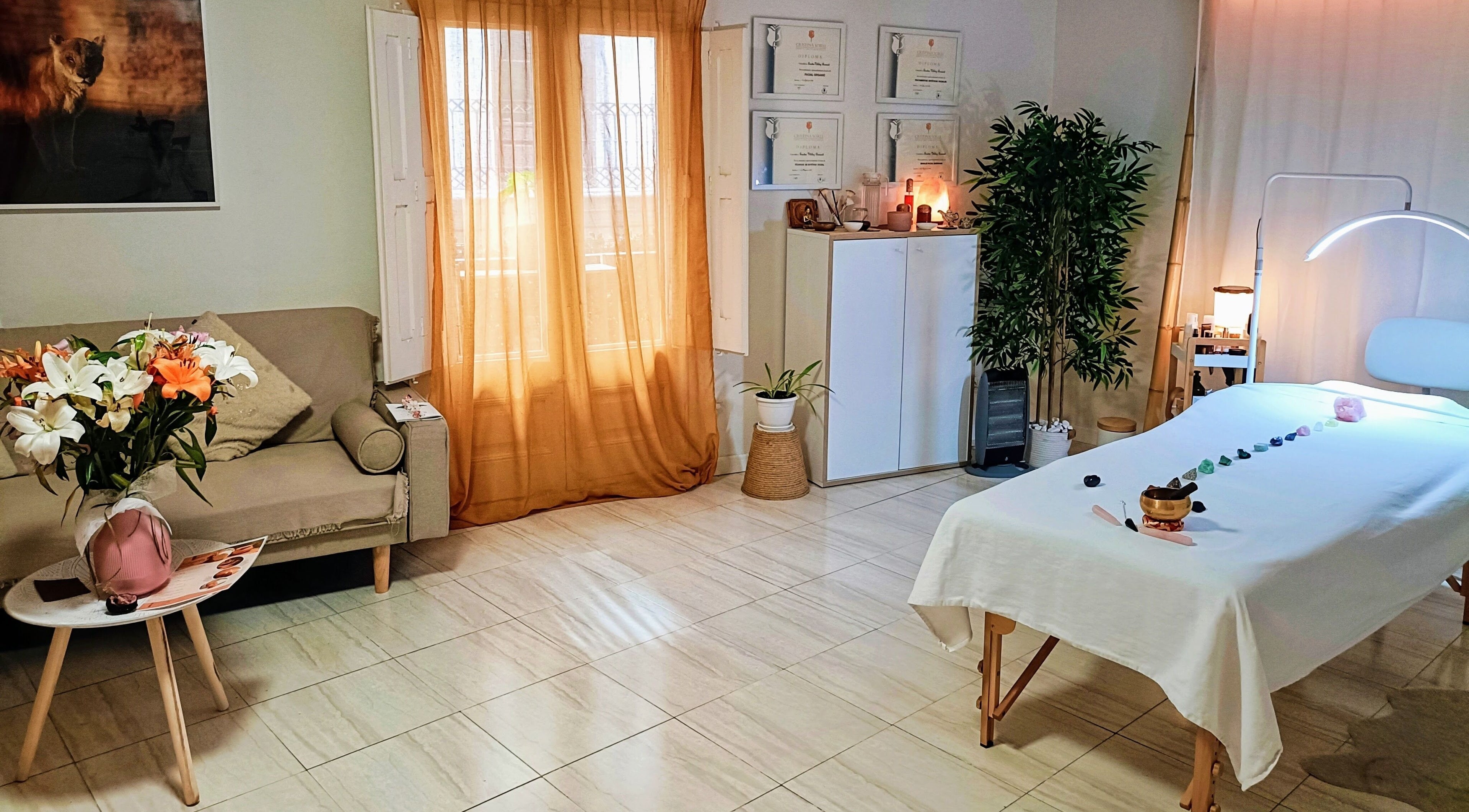 Sala de bienestar en Cara Sana, Barcelona, Catalunya, ES, con camilla y decoración acogedora.