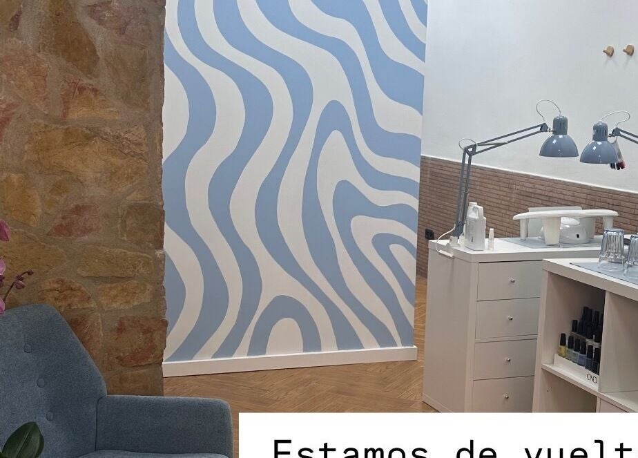 Sala con decoración relajante, asientos cómodos y paredes artísticas en HydroEstetic, València, Comunidad Valenciana, ES.