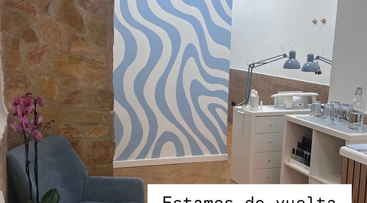 Sala con decoración relajante, asientos cómodos y paredes artísticas en HydroEstetic, València, Comunidad Valenciana, ES.