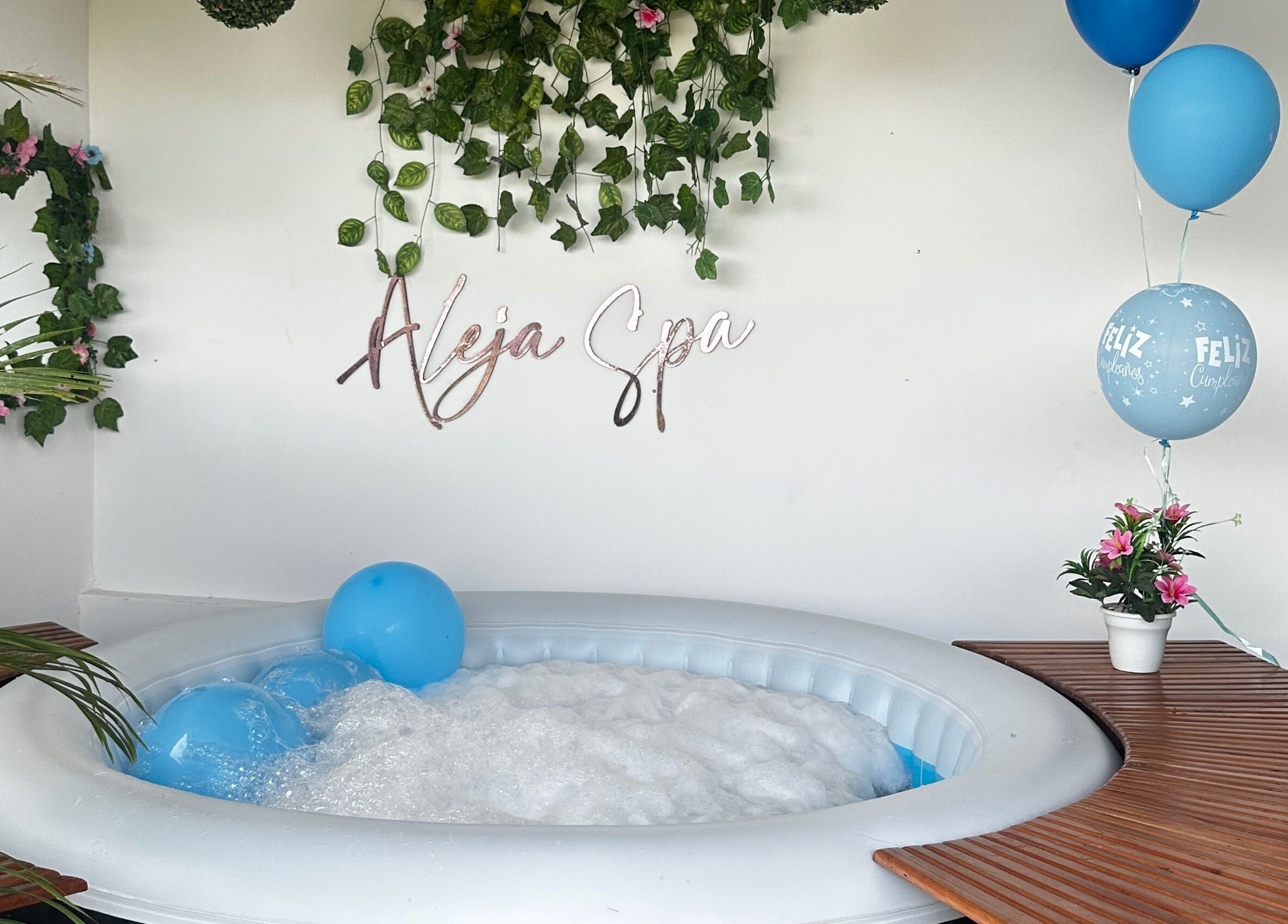 Jacuzzi con burbujas y decoración de globos en ALEJA SPA, San Martín, Meta, CO
