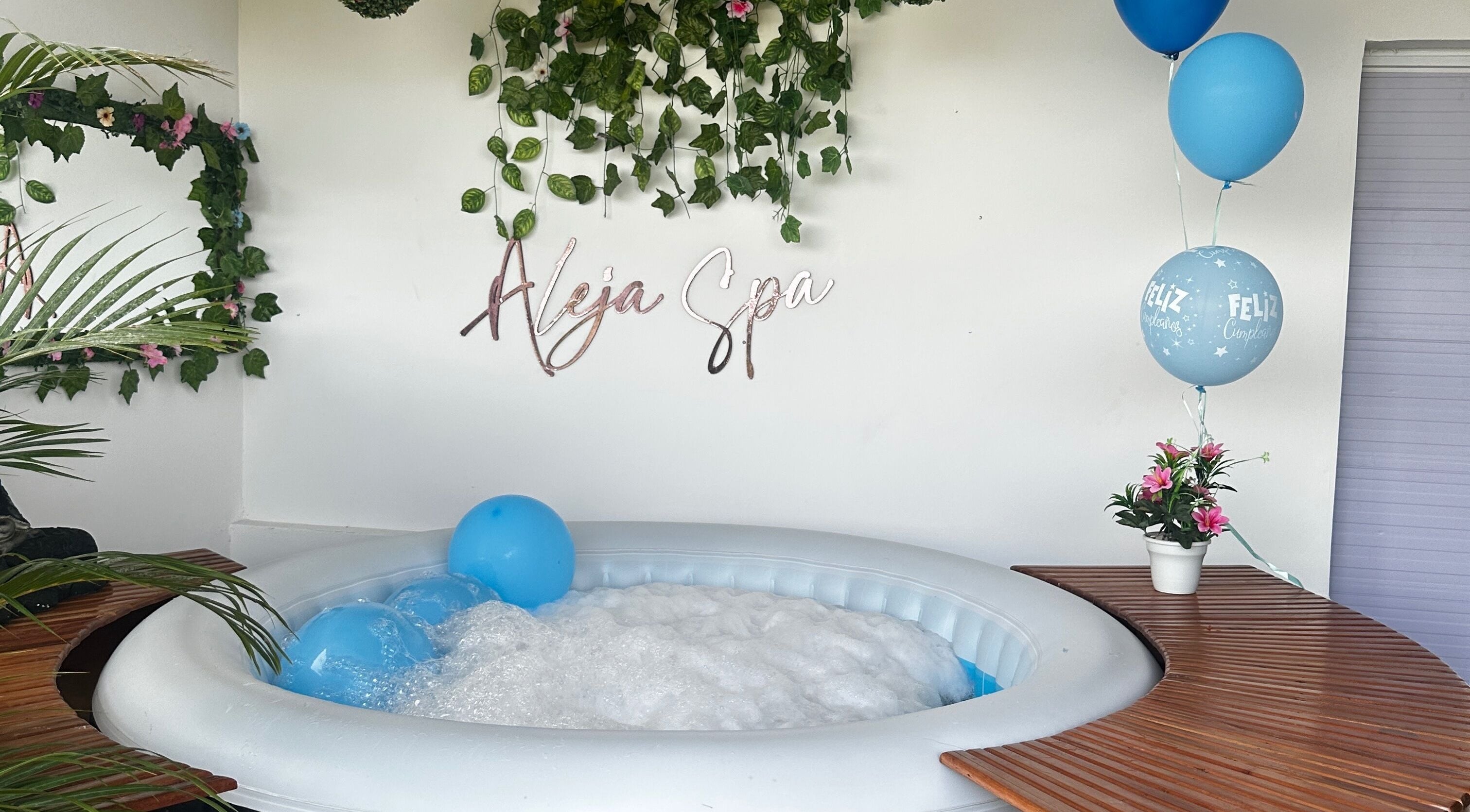 Jacuzzi con burbujas y decoración de globos en ALEJA SPA, San Martín, Meta, CO