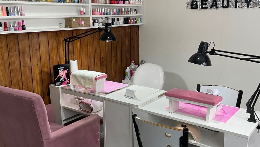 Flowers Beauty Studio y Academy. image 1