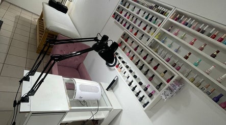 Flowers Beauty Studio y Academy.