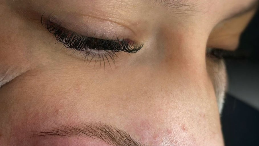 Rostro de perfil mostrando extensiones de pestañas en Flowers Beauty Studio y Academy, Rosario, Santa Fe, AR.