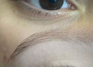 Detalle de ceja bien cuidada en Flowers Beauty Studio y Academy, Rosario, Santa Fe, AR.