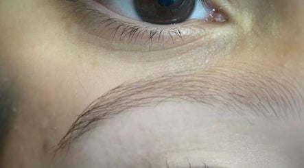 Detalle de ceja bien cuidada en Flowers Beauty Studio y Academy, Rosario, Santa Fe, AR.