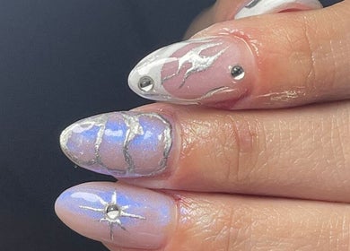 Manicura artística en Flores Beauty Studio y Academy en Rosario, Santa Fe, AR, con diseño brillante y elegante.