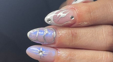 Manicura artística en Flores Beauty Studio y Academy en Rosario, Santa Fe, AR, con diseño brillante y elegante.