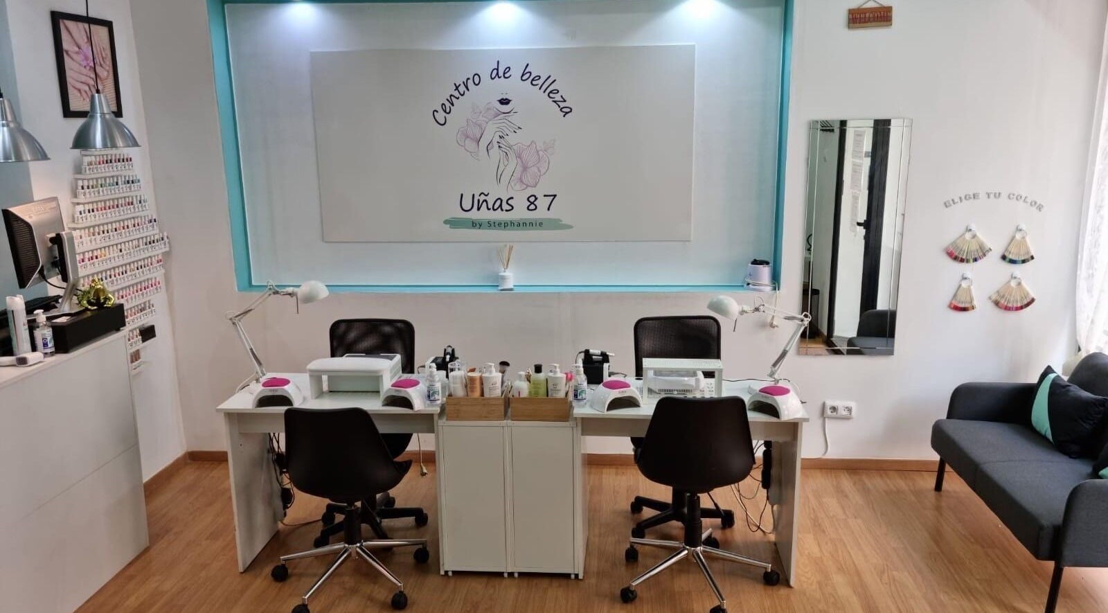 Interior del Centro De Belleza Uñas 87 en València, Comunidad Valenciana, ES con estaciones de manicura.