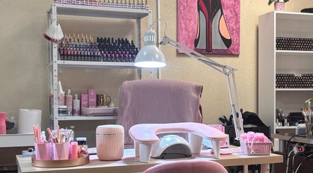 Manikyyripöytä Eva's Nails, Hand & Foot Care -salongissa Torreviejassa, Comunidad Valenciana, ES.