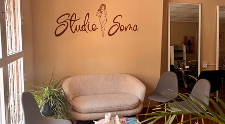 Eva's Nails, Hand & Foot Care sisustus Torreviejassa tarjoaa rentoa ja tyyliä.