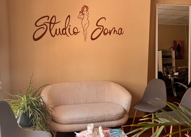 Kotoisa odotustila Studio Soma Torrevieja -kauneushoitolassa, Torrevieja, Comunidad Valenciana, ES.
