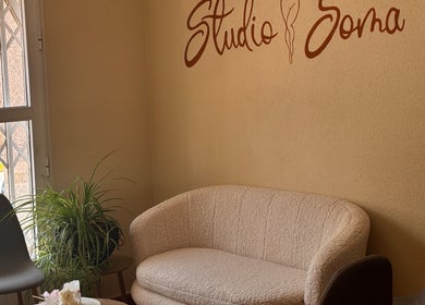 Studio Soma Torreviejan viihtyisä aula, Torrevieja, Comunidad Valenciana, ES, pehmeä sohva ja tuolit.