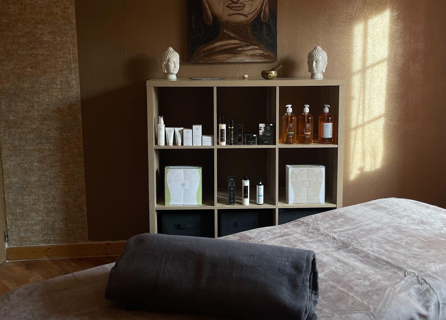 Espace spa Pasithea avec produits de beauté, Sainte-néomaye, Nouvelle-aquitaine, FR.