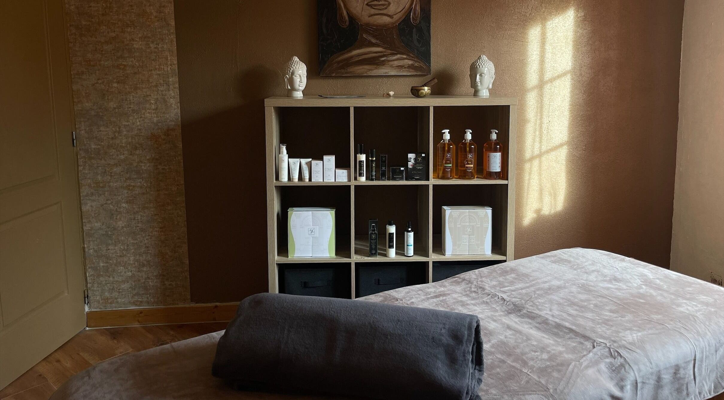 Espace spa Pasithea avec produits de beauté, Sainte-néomaye, Nouvelle-aquitaine, FR.