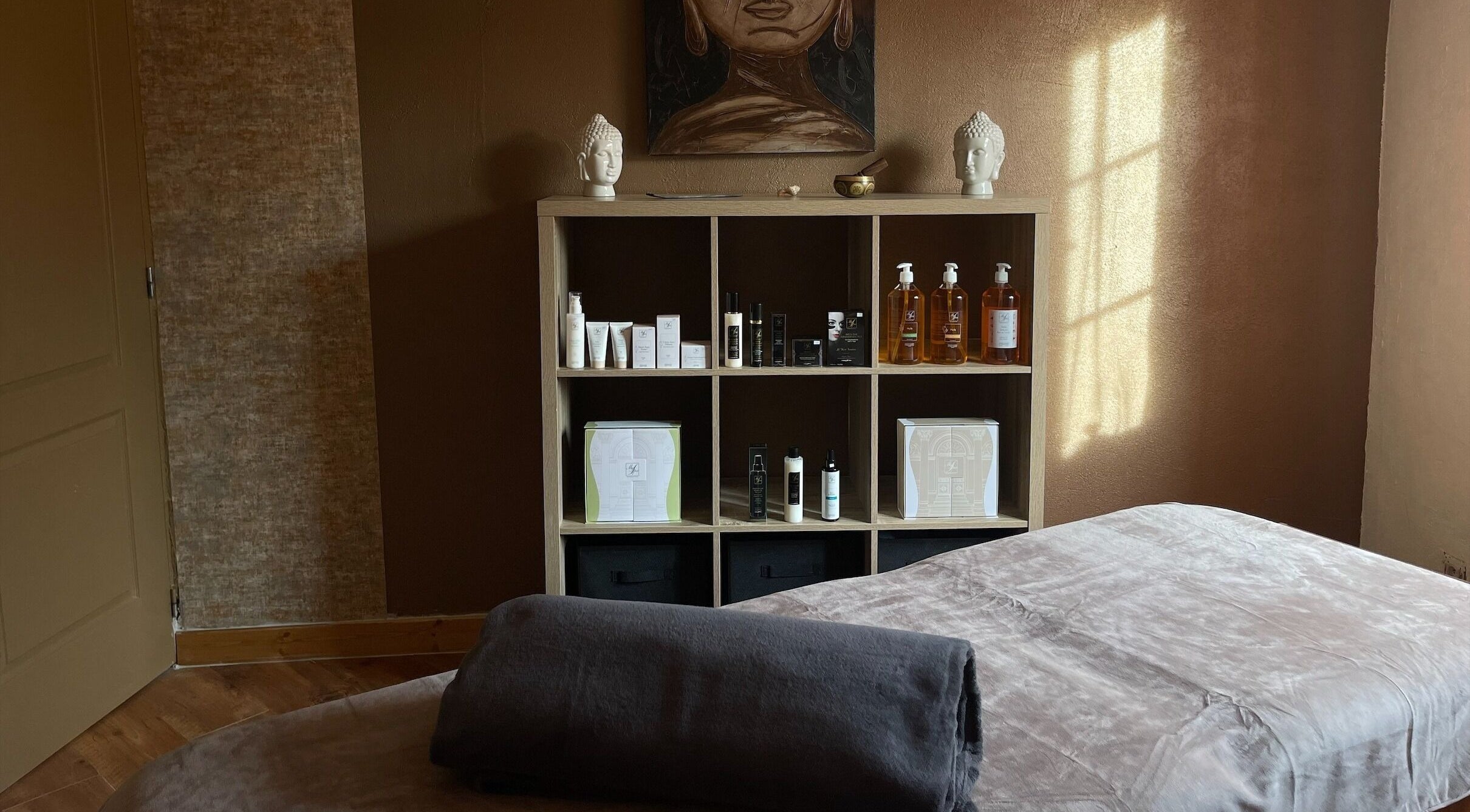 Espace spa Pasithea avec produits de beauté, Sainte-néomaye, Nouvelle-aquitaine, FR.