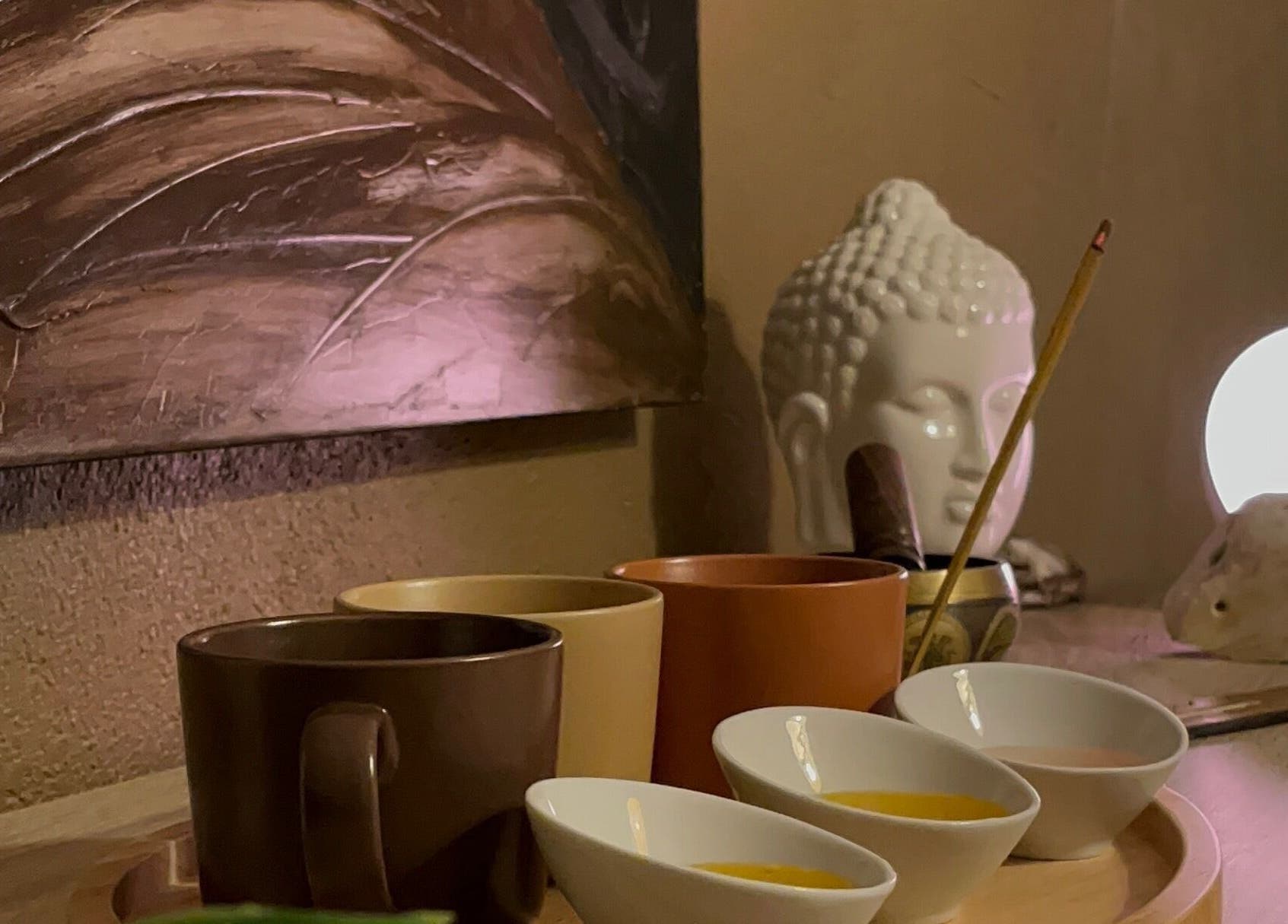 Un coin zen avec tasses et décor asiatique à Pasithea, Sainte-néomaye, Nouvelle-aquitaine, FR.