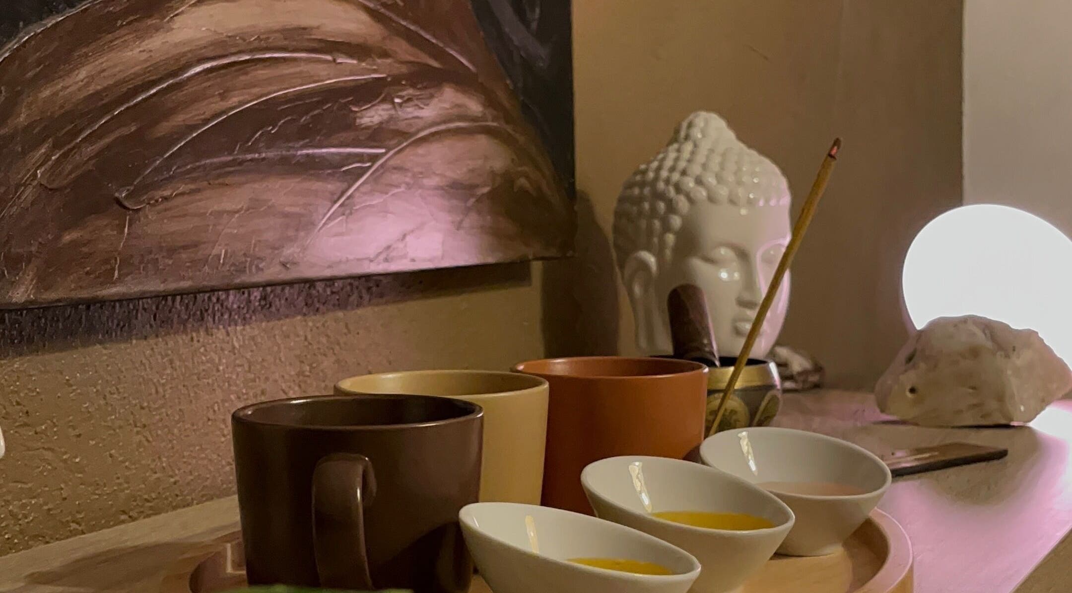 Un coin zen avec tasses et décor asiatique à Pasithea, Sainte-néomaye, Nouvelle-aquitaine, FR.