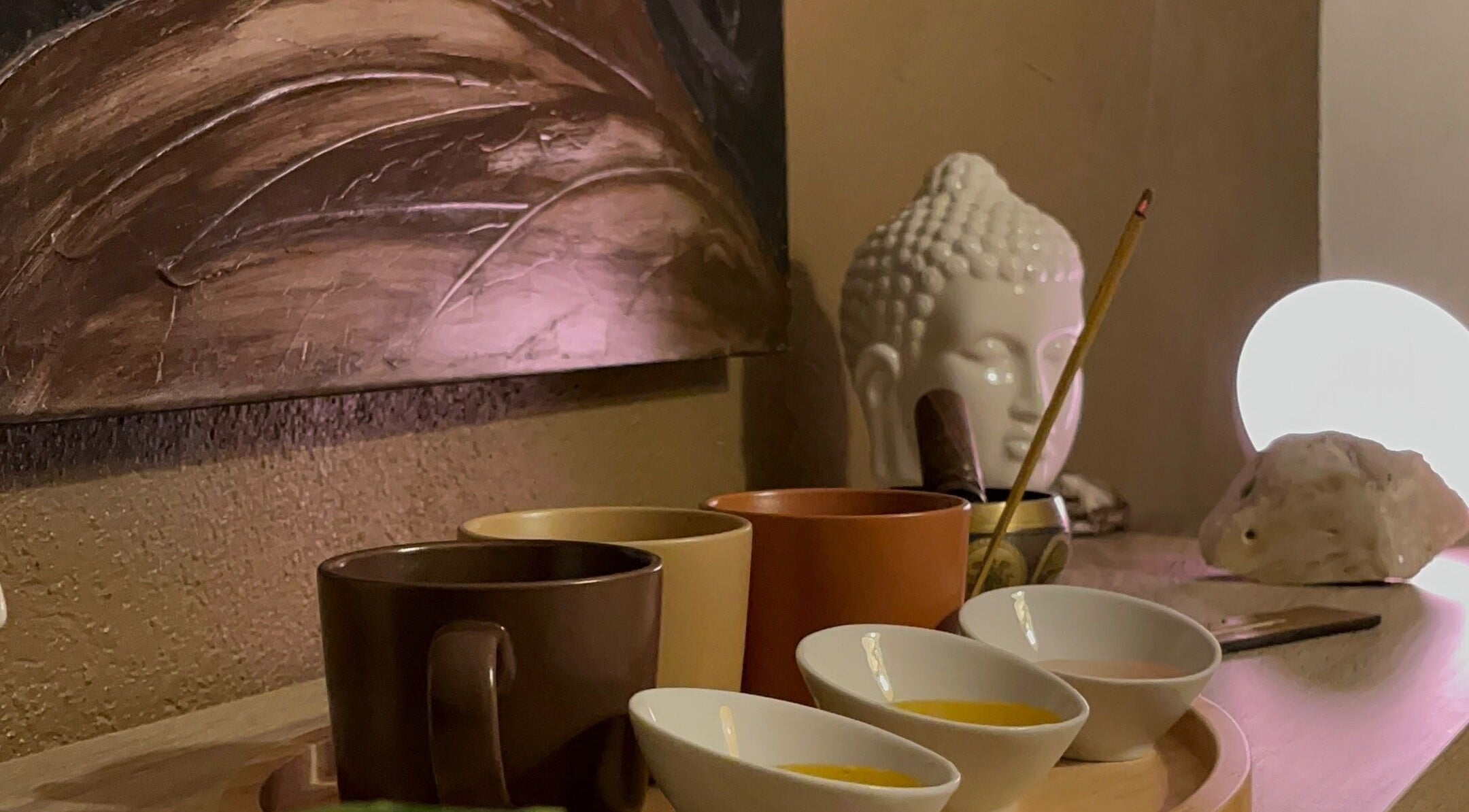 Un coin zen avec tasses et décor asiatique à Pasithea, Sainte-néomaye, Nouvelle-aquitaine, FR.