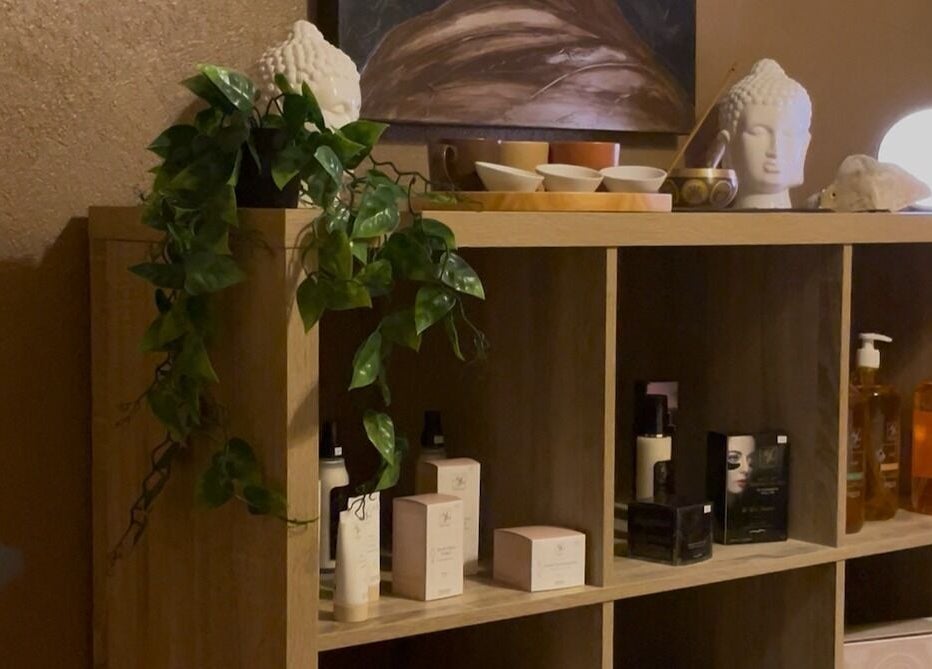 Étagère en bois avec produits de beauté et décorations zen chez Pasithea, Sainte-néomaye, Nouvelle-aquitaine, FR.