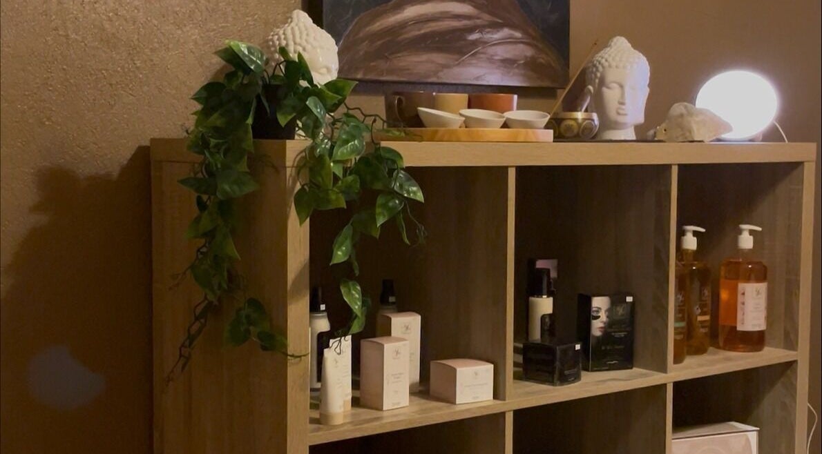 Étagère en bois avec produits de beauté et décorations zen chez Pasithea, Sainte-néomaye, Nouvelle-aquitaine, FR.