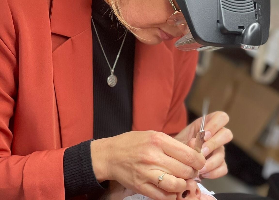 Application d'extensions de cils chez Cils vous plaît Mesdames à Vouneuil-sous-biard, Nouvelle-aquitaine, FR.