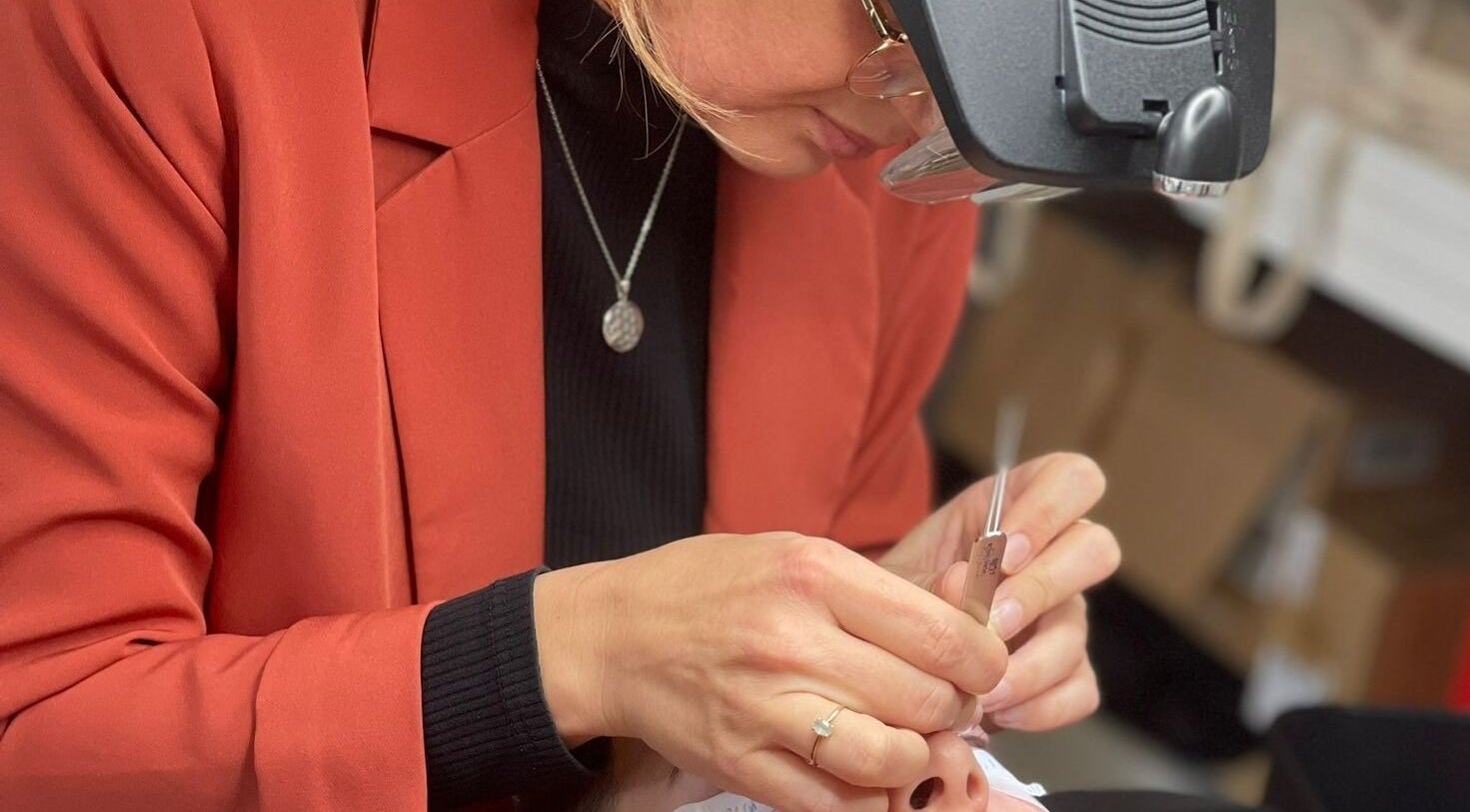 Application d'extensions de cils chez Cils vous plaît Mesdames à Vouneuil-sous-biard, Nouvelle-aquitaine, FR.