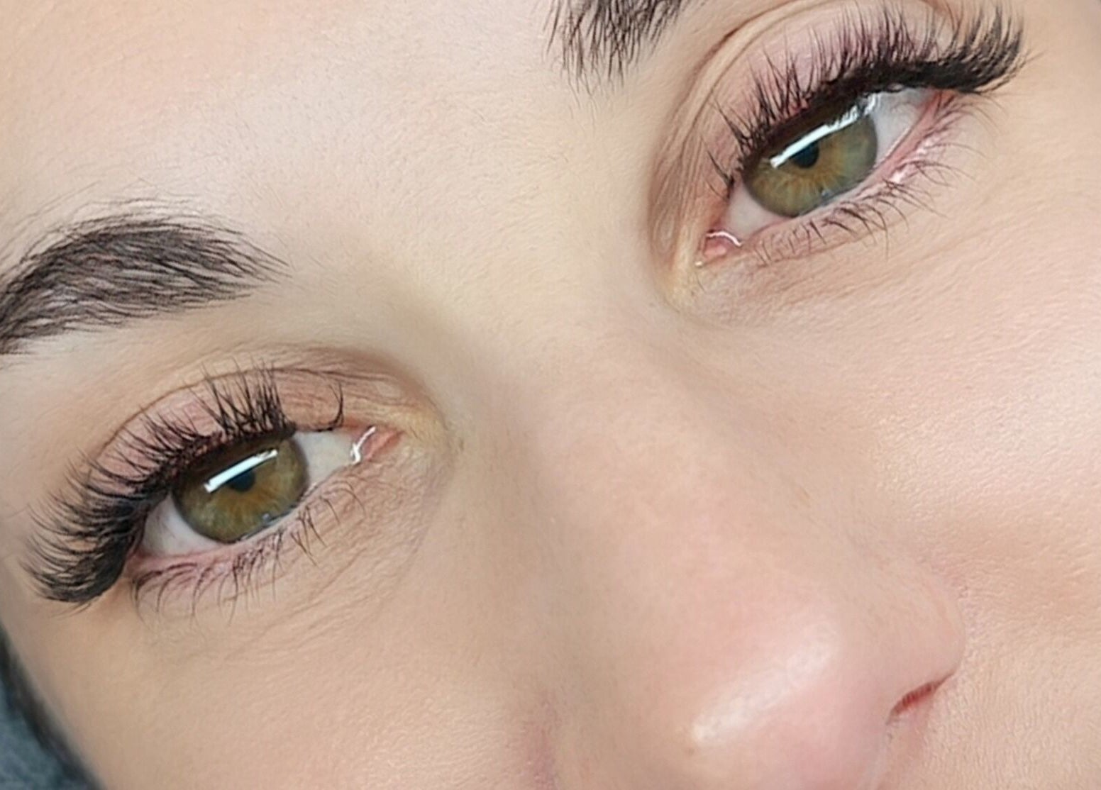 Extension des cils réalisée par Cils vous plaît Mesdames à Vouneuil-sous-biard, Nouvelle-aquitaine, FR.