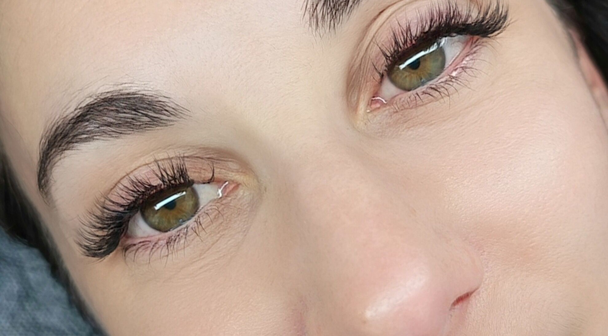 Extension des cils réalisée par Cils vous plaît Mesdames à Vouneuil-sous-biard, Nouvelle-aquitaine, FR.