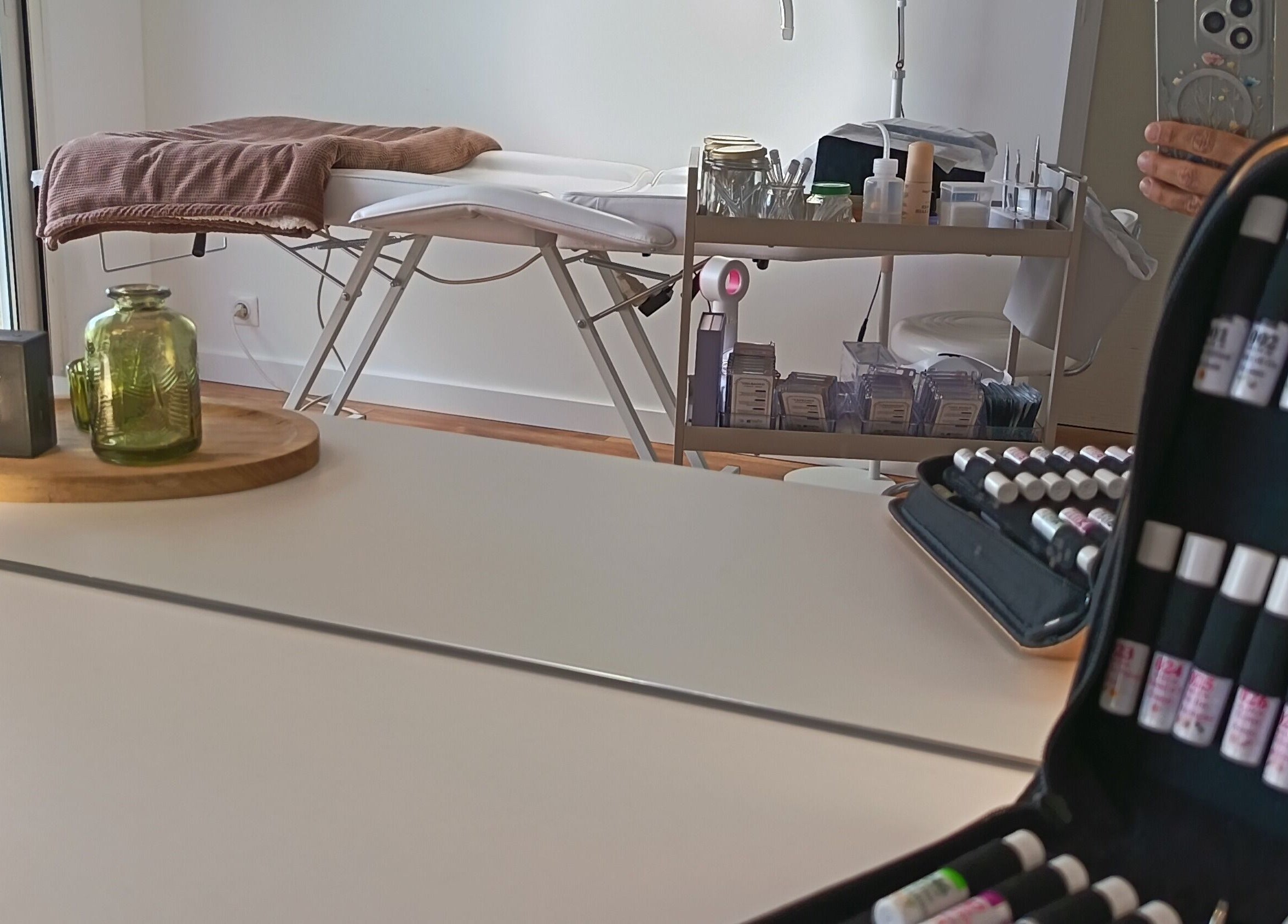 Intérieur paisible au Cils vous plaît Mesdames à Vouneuil-sous-biard, Nouvelle-aquitaine, FR avec table de soin.