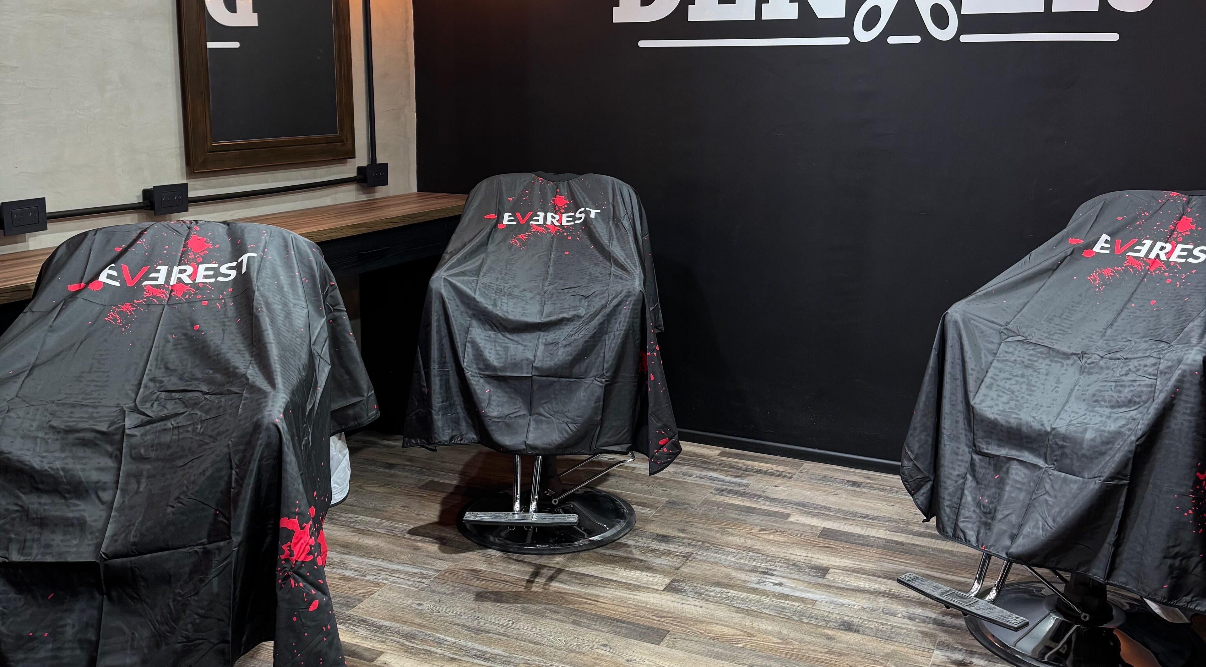 Sillas de barbería en Denvercuts, Castelar, Provincia De Buenos Aires, AR, con ambiente elegante y moderno.