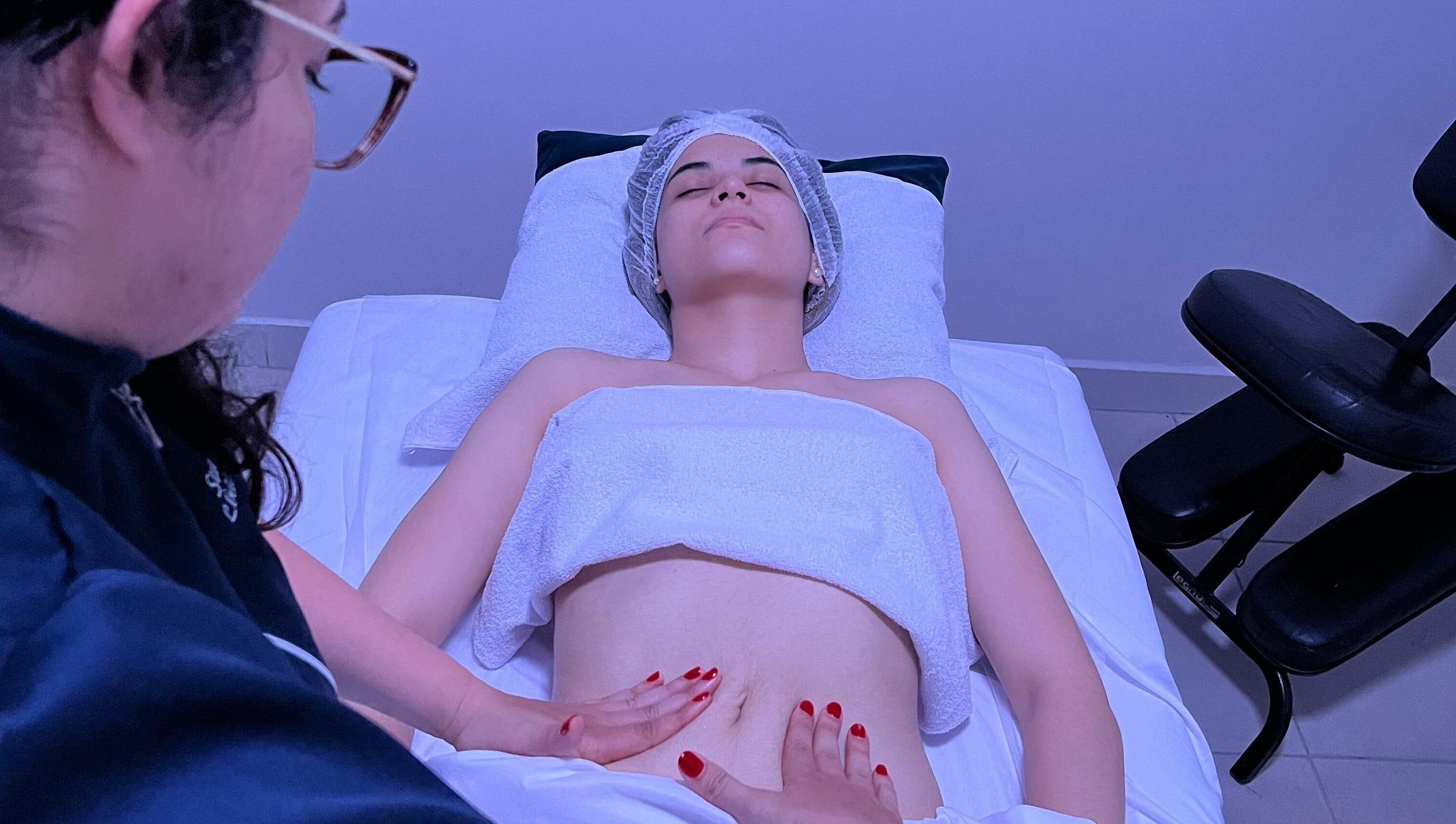 Terapia de massagem no Studio Lírios Zen, Goiás, Goiás, BR, promovendo bem-estar e relaxamento total.