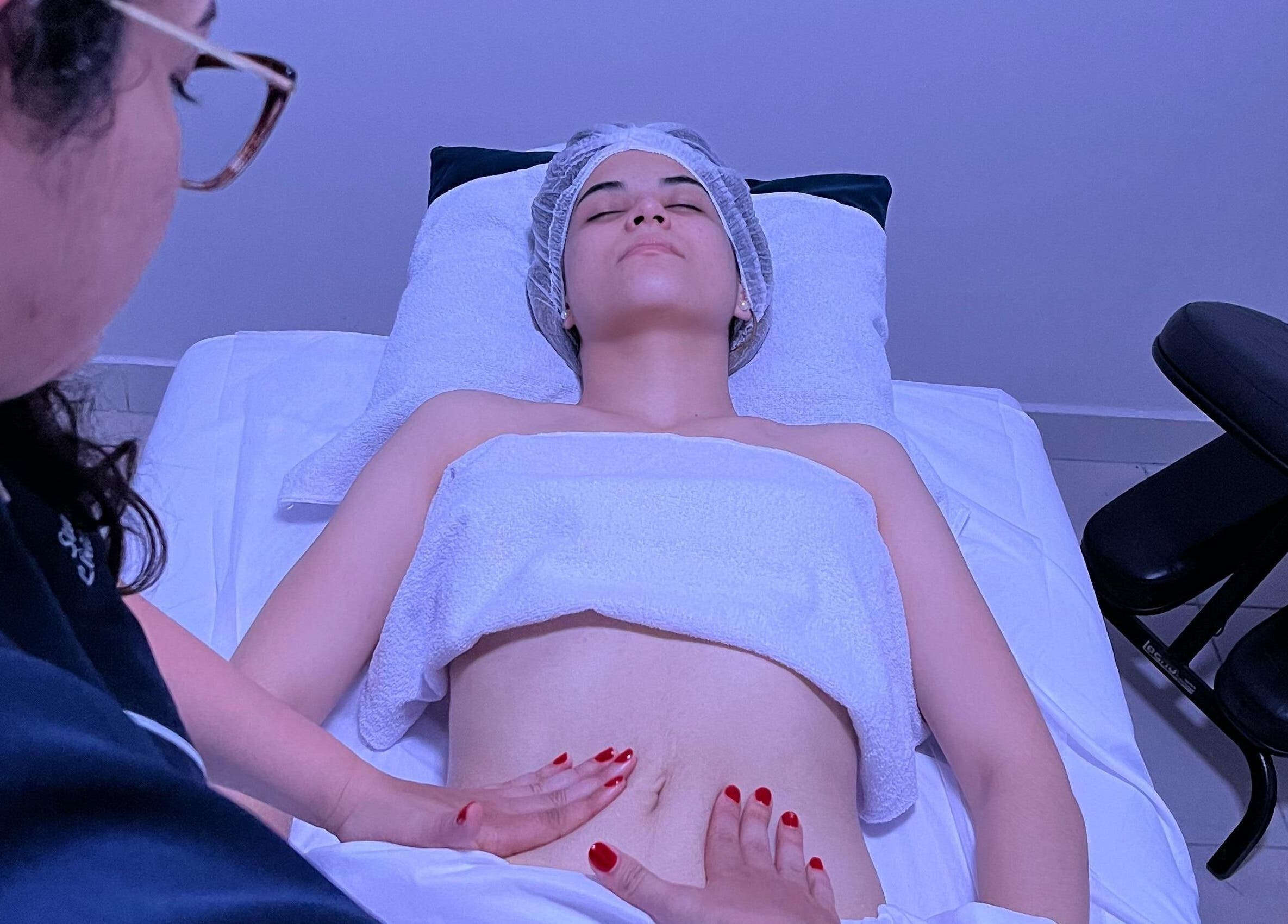 Terapia de massagem no Studio Lírios Zen, Goiás, Goiás, BR, promovendo bem-estar e relaxamento total.