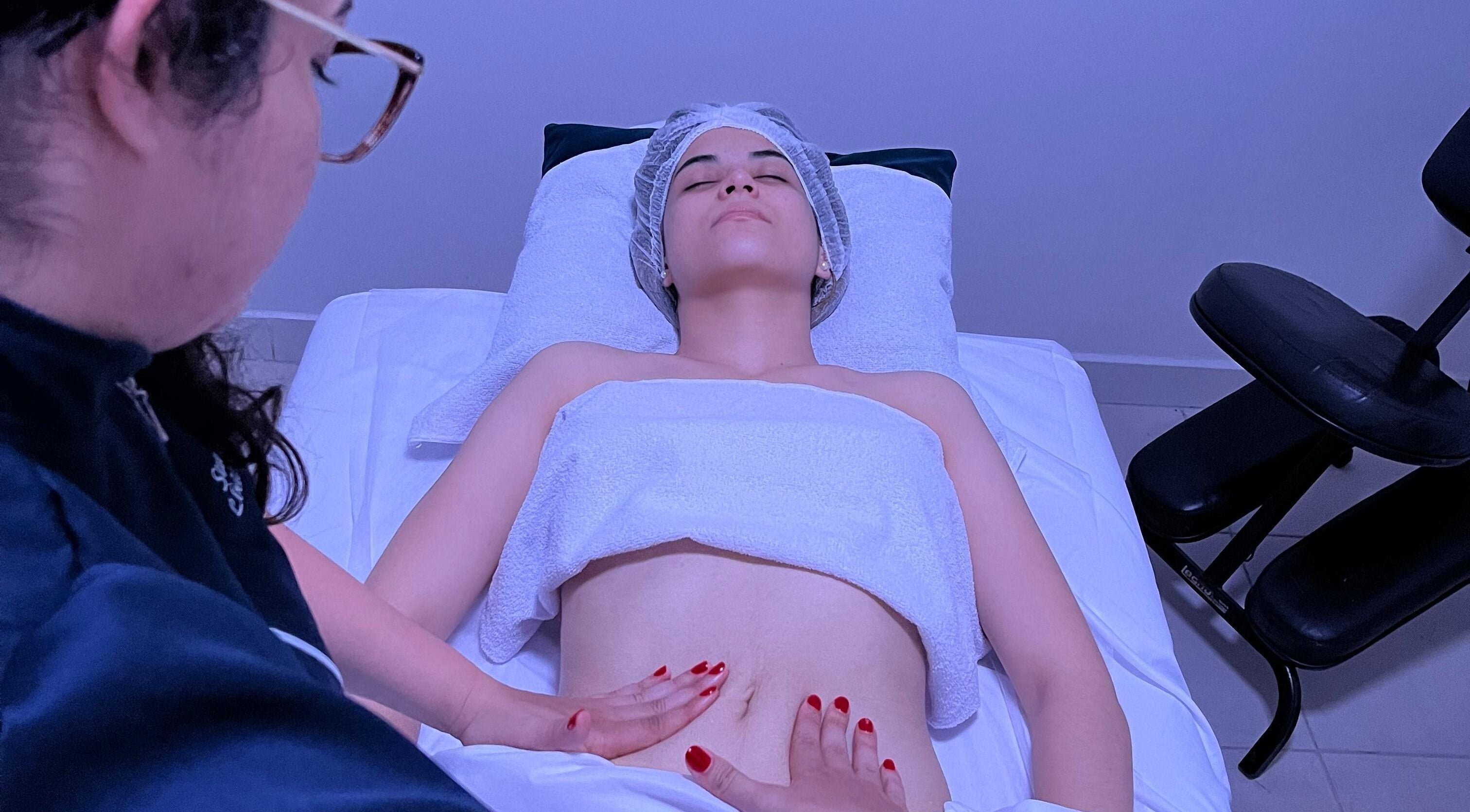 Terapia de massagem no Studio Lírios Zen, Goiás, Goiás, BR, promovendo bem-estar e relaxamento total.