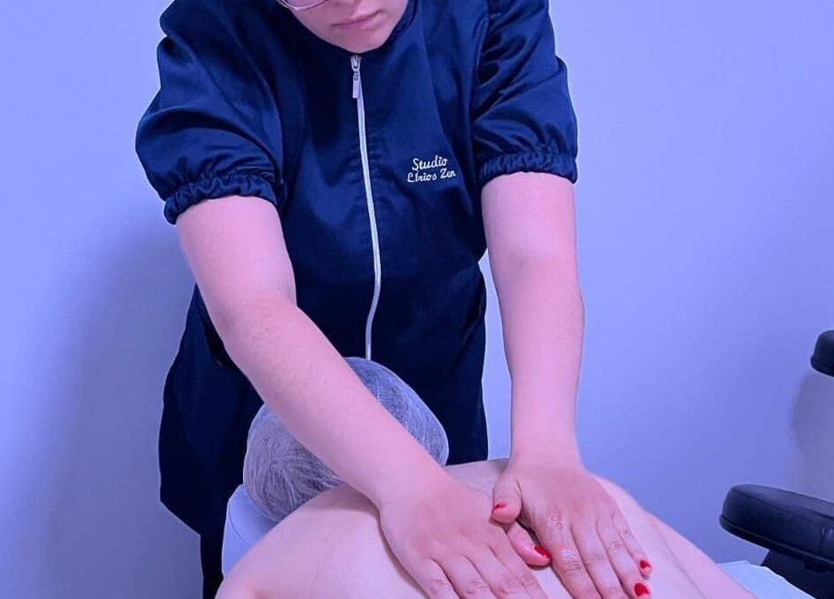 Terapêutica massagem em Studio Lírios Zen em Goiás, Goiás, BR, oferecendo relaxamento sublime.