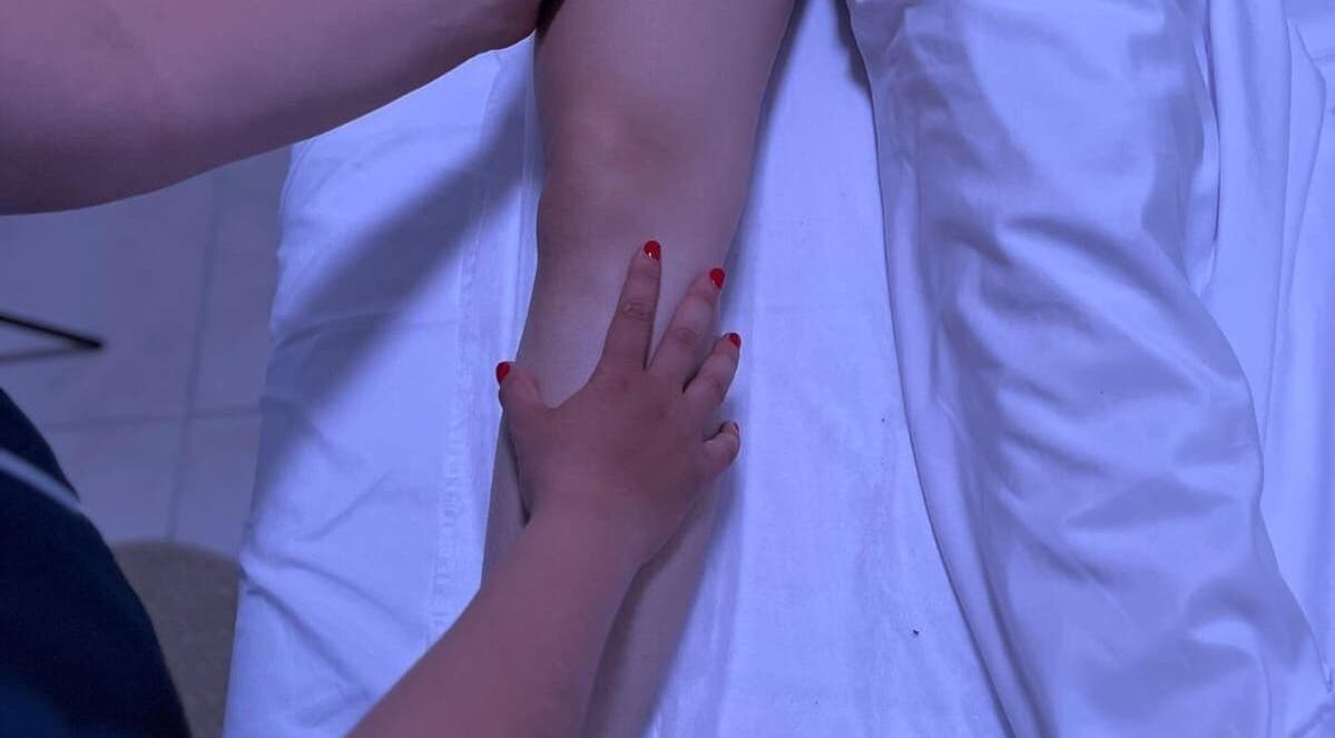 Sessão de massagem em Studio Lírios Zen, Goiás, Goiás, BR, destacando mãos profissionais.