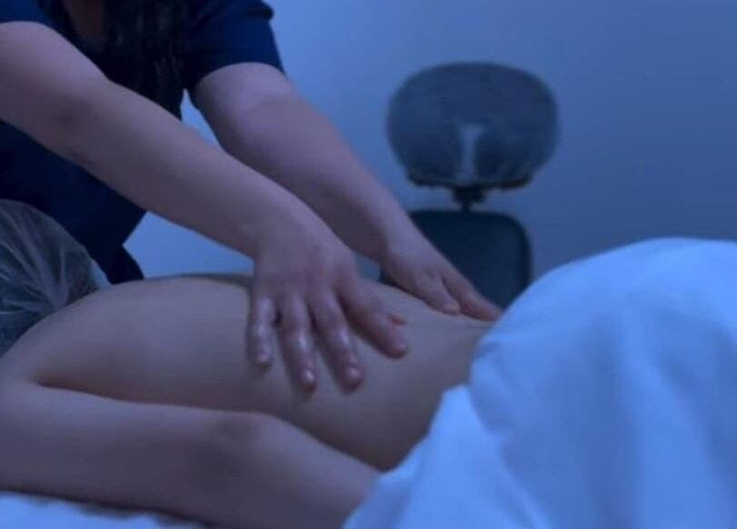 Massagem relaxante no Studio Lírios Zen, Goiás, Goiás, BR, proporcionando alívio e bem-estar.