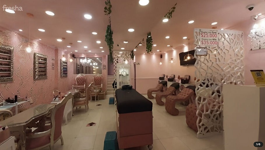 Interior elegante de Glam Spa Bogota - Sede Chicó en Bogotá, Bogotá, CO, con sillones de masaje y decoración rosa.