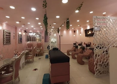 Interior elegante de Glam Spa Bogota - Sede Chicó en Bogotá, Bogotá, CO, con sillones de masaje y decoración rosa.