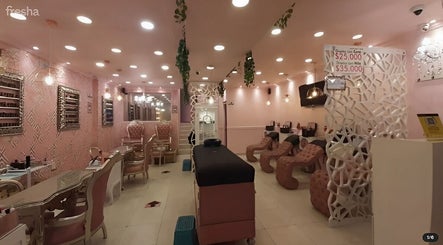 Interior elegante de Glam Spa Bogota - Sede Chicó en Bogotá, Bogotá, CO, con sillones de masaje y decoración rosa.